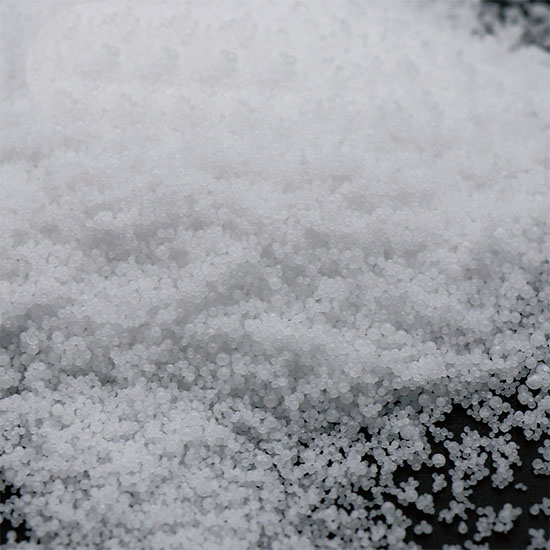 Perles de soude caustique alcaline forte NAOH pour le traitement de l'eau